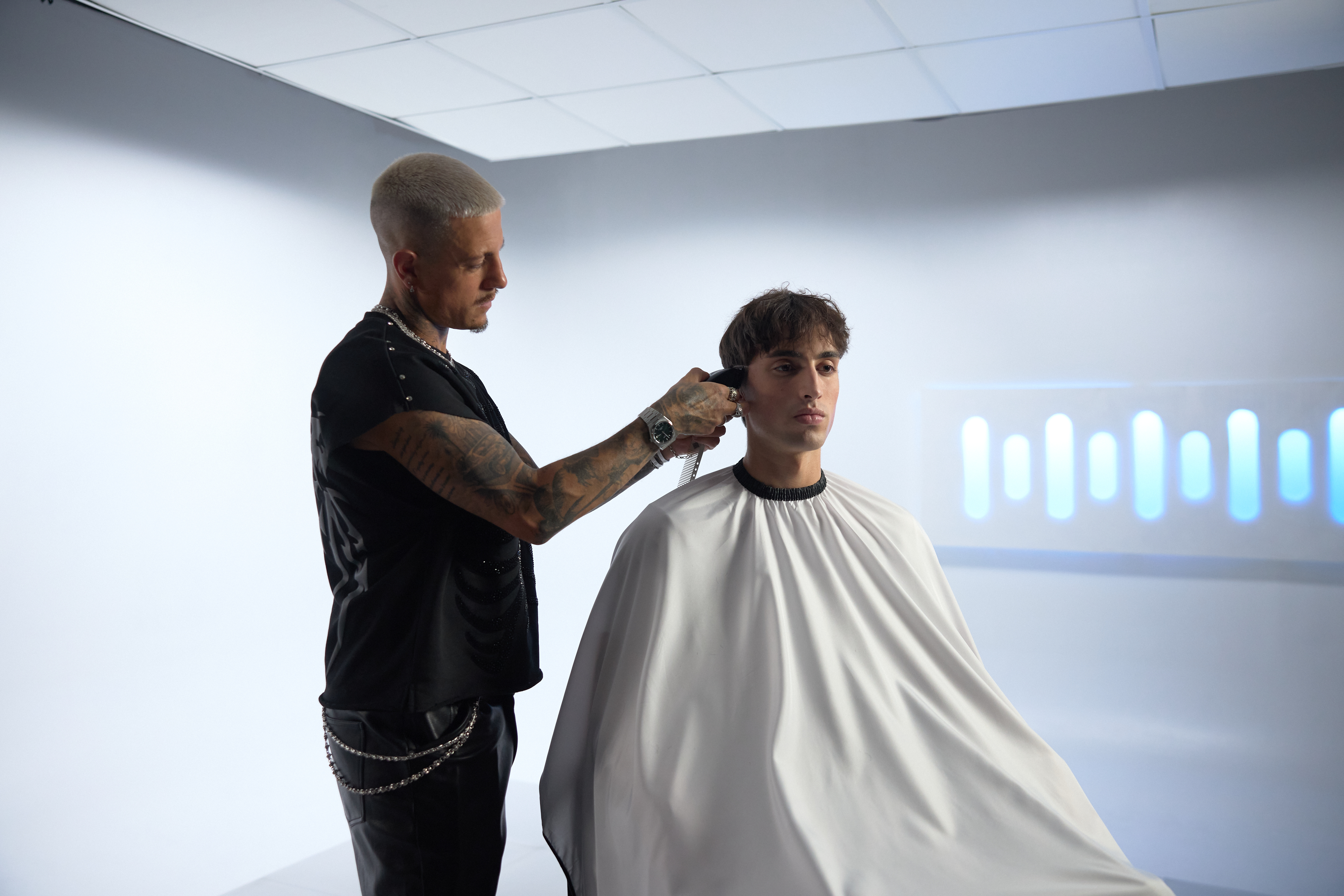 Il barbiere Cal Newsome taglia i capelli a un modello con il Vapor Switch