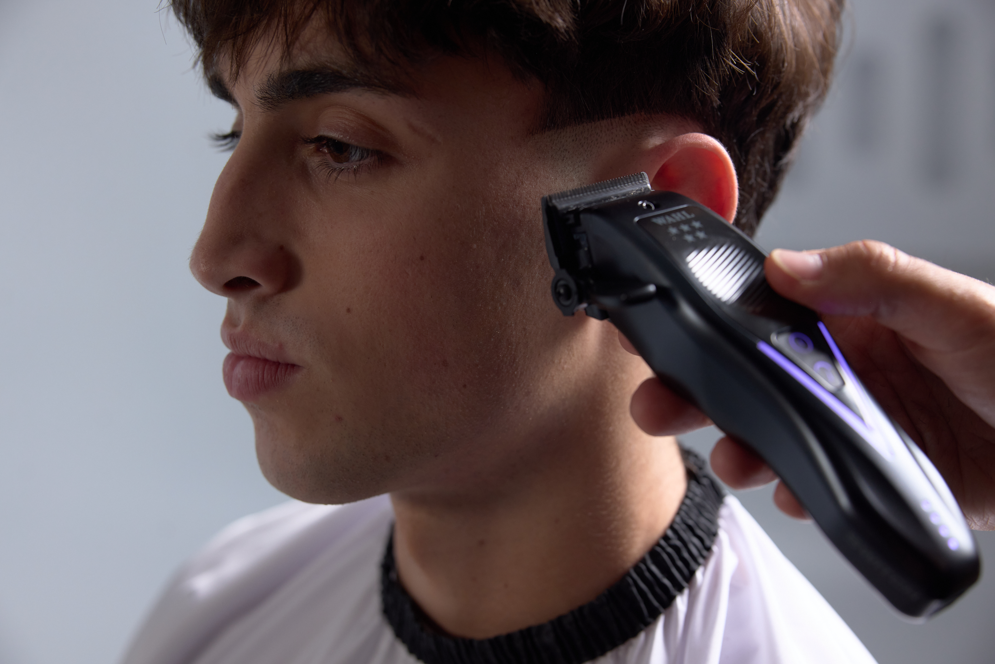 Nahaufnahme eines Models, das mit dem Vapor Switch geschnitten wird